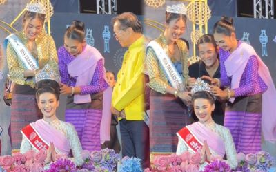 Đăng quang hoa hậu, một người đẹp phải tháo tóc giả để đội vương miện