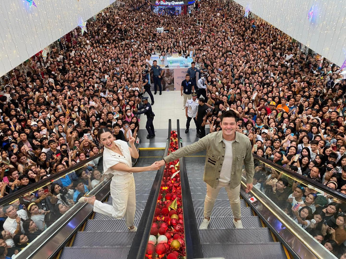 Marian Rivera - mỹ nhân đẹp nhất Philippines và chồng được 'biển người' vây kín đến nghẹt thở ở sự kiện Ảnh 3