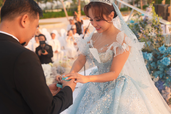 Hôn lễ Vân Hugo và những điều ấn tượng nhất: Váy cưới đến địa điểm tổ chức đều 'ăn điểm' Ảnh 3